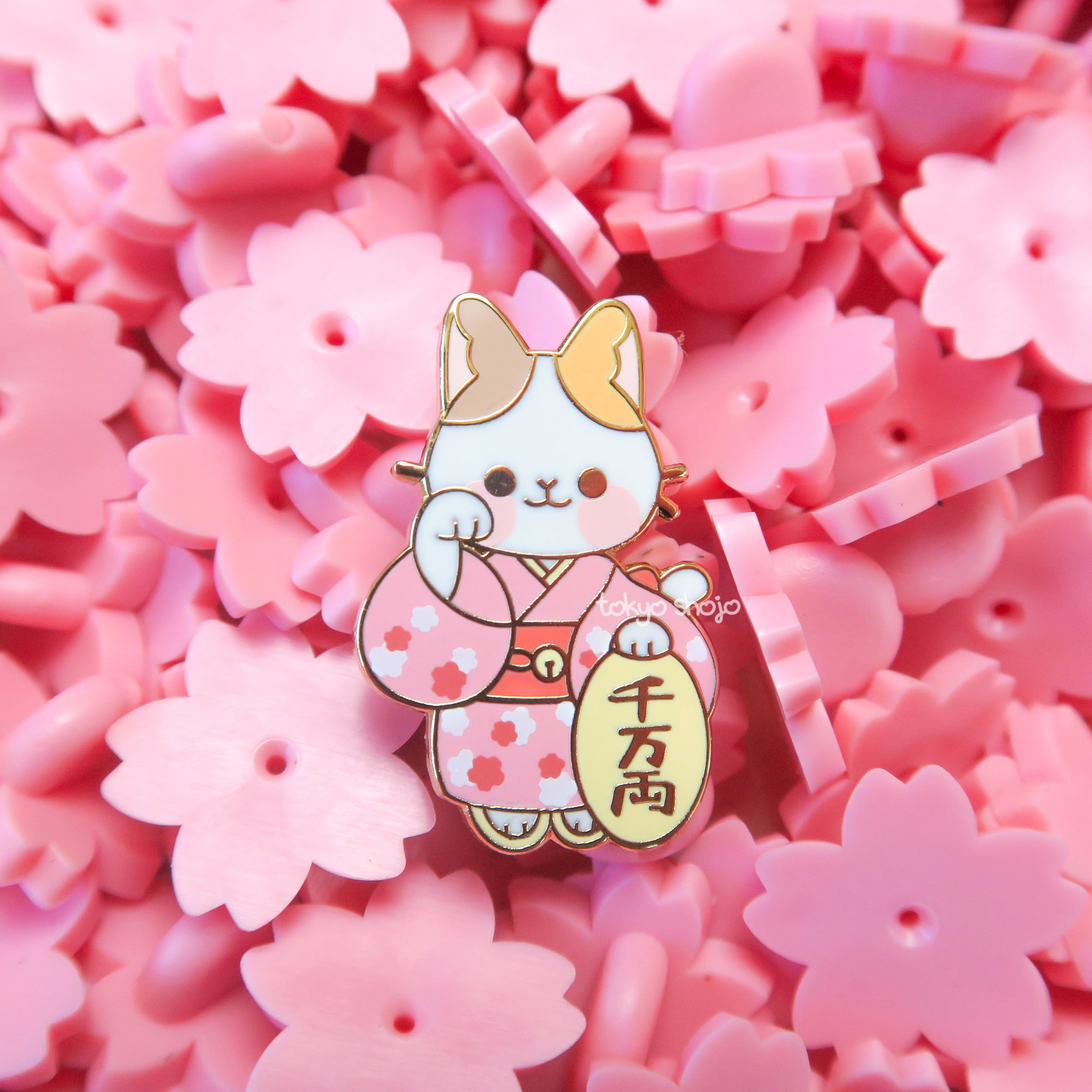 Kimono Maneki Neko Pin